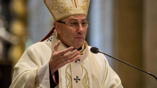 Gniezno, 21.04.2019. Metropolita gnieźnieński, prymas Polski, arcybiskup Wojciech Polak podczas wielkanocnej mszy świętej z procesją rezurekcyjną w bazylice prymasowskiej Wniebowzięcia Najświętszej Maryi Panny w Gnieźnie, Fot. PAP/P. Jaskółka