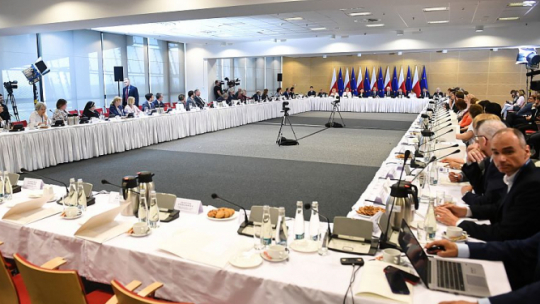 Obrady okrągłego stołu edukacyjnego w centrum konferencyjnym na PGE Narodowym w Warszawie. 26.04.2019. Fot. PAP/R. Pietruszka