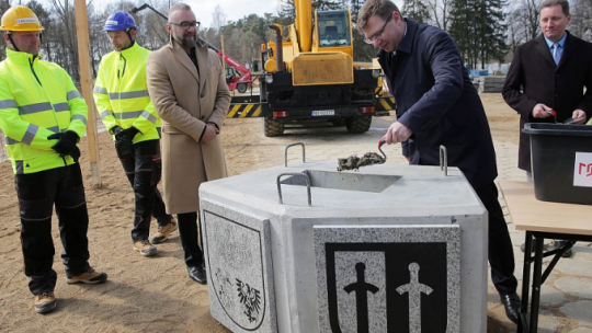 Dyrektor muzeum Szymon Drej (L), wojewoda warmińsko-mazurski Artur Chojecki (C) oraz starosta ostródzki Andrzej Wiczkowski (P) podczas uroczystości wmurowania kamienia węgielnego pod budowę nowego gmachu Muzeum Bitwy pod Grunwaldem w Stębarku. Fot. PAP/T. Waszczuk