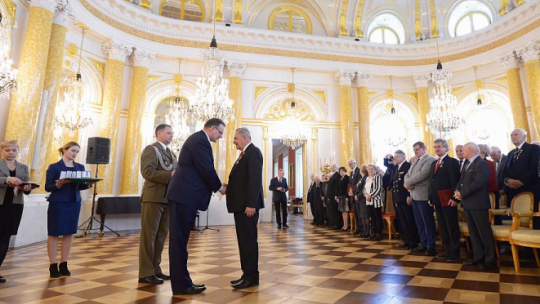 Szef Urzędu ds. Kombatantów i Osób Represjonowanych Jan Józef Kasprzyk (C-L) i Stanisław Skrzypski (C-P) podczas uroczystości na Zamku Królewskim w Warszawie z okazji 100. rocznicy powstania Związku Inwalidów Wojennych RP. Fot. PAP/M. Obara