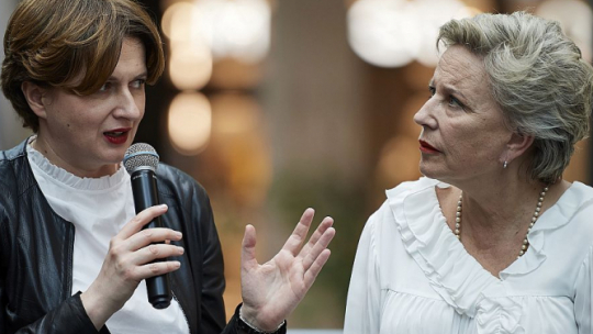 Krystyna Janda (P), reżyser opery „Hrabina” Stanisława Moniuszki przygotowywanej przez Operę Bałtycką w Gdańsku, oraz kierownik muzyczny Monika Wolińska (L) podczas konferencji prasowej w Gdańsku. Fot. PAP/A. Warżawa