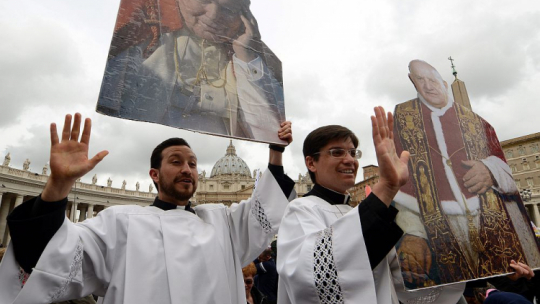 Pielgrzymi podczas ceremonii kanonizacyjnej papieży Jana XXIII i Jana Pawła II na placu św. Piotra w Watykanie. 27.04.2014. Fot. PAP/R. Pietruszka