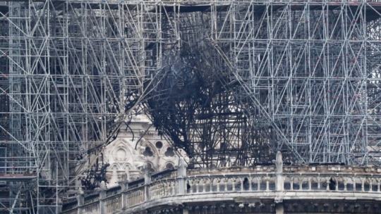 Zniszczenia dachu katedry Notre Dame. Fot. PAP/EPA