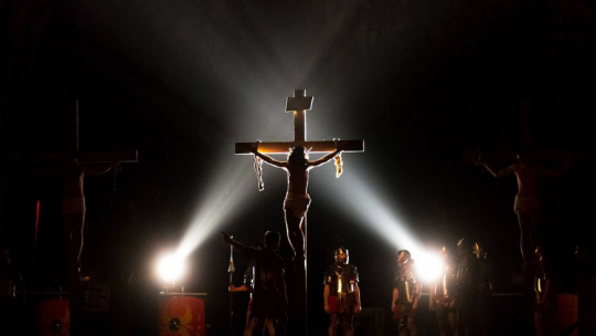 Misterium Męki Pańskiej na poznańskiej Cytadeli. 2018 r. Fot. PAP/J. Kaczmarczyk