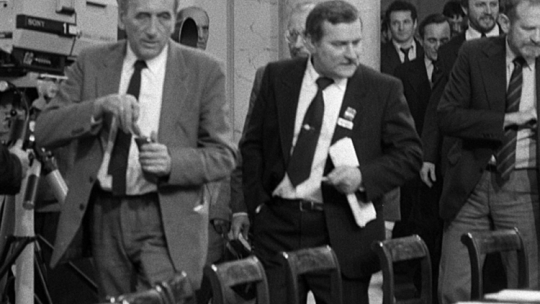 Nz. Stanisław Ciosek, ks. Alojzy Orszulik, Tadeusz Mazowiecki, Czesław Kiszczak. Fot. PAP/CAF