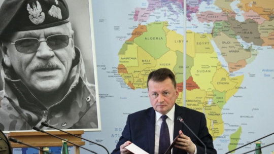 Warszawa, 10.04. 2019 r. Szef MON Mariusz Błaszczak przed podpisaniem decyzji o nadaniu 18. Dywizji Zmechanizowanej imienia gen. broni Tadeusza Buka (zginął w katastrofie smoleńskiej 10 kwietnia 2010 r.). Fot. PAP/T. Gzell