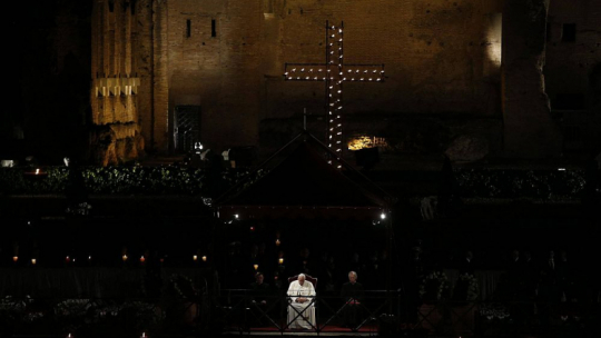 Papież Franciszek (C) podczas Drogi Krzyżowej w rzymskim Koloseum. 19.04.2019. Fot. PAP/EPA
