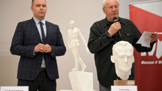 Dyrektor muzeum Karol Nawrocki (L), przewodniczący jury, profesor Stanisław Radwański (P) prezentują zwycięski projekt Studia Rzeźby Maciej Jagodziński-Jagenmeer. Fot. PAP/A. Warżawa