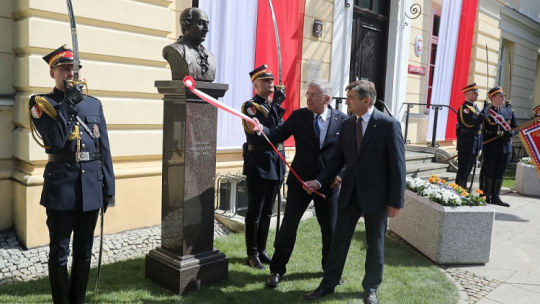Marszałek Sejmu Marek Kuchciński (P) i marszałek Senatu Stanisław Karczewski (2P) podczas uroczystości odsłonięcia popiersi marszałków Sejmu I RP - Stanisława Małachowskiego oraz Kazimierza Nestora Sapiehy. Fot. PAP/T. Gzell