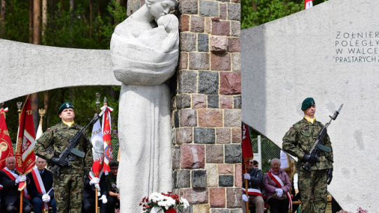 Uroczystości przy Pomniku Wdzięczności 1. Armii Wojska Polskiego na Siekierkowskim Cmentarzu Wojennym w Starych Łysogórkach podczas obchodów 74. rocznicy forsowania Odry przez 1. Armię Wojska Polskiego. Fot. PAP/M. Bielecki
