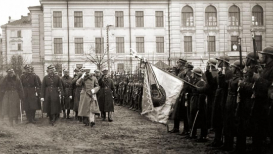 Przegląd oddziałów Wojska Polskiego. Za Józefem Piłsudskim generałowie: Edward Śmigły-Rydz, Stanisław Szeptycki, Kazimierz Sosnkowski. Wilno, Plac Łukiski, 04.1919. Fot. CAW. Źródło: Wikimedia Commons