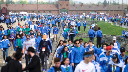 Oświęcim, 02.05.2019. Uczestnicy 28. Marszu Żywych na terenie byłego niemieckiego obozu koncentracyjnego Auschwitz- Birkenau w Oświecimiu, 2 bm. Kilka tys. Żydów i Polaków czci pamięć ofiar Holokaustu idąc w Marszu Żywych "drogą śmierci" z byłego niemieckiego obozu Auschwitz do byłego Auschwitz II-Birkenau. Fot. PAP/A. Grygiel