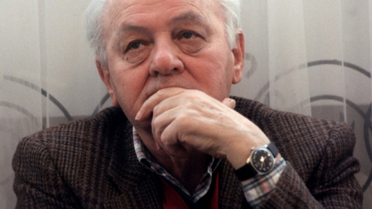 Warszawa, 23.05.2000. Pisarz Gustaw Herling Grudziński podczas spotkania w warszawskim klubie Czytelnik. Fot. PAP/P. Wierzchowski