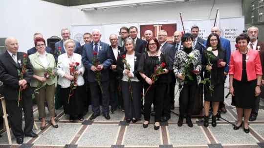 Prezes IPN Jarosław Szarek wraz z odznaczonymi podczas uroczystości wręczenia Krzyży Wolności i Solidarności w krakowskim Centrum Edukacyjnym IPN. Fot. PAP/J. Bednarczyk