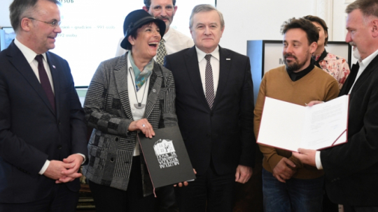 Warszawa, 15.05.2019. Minister kultury Piotr Gliński, zastępca burmistrza m. Vence Evelyne Temmam, dyrektor ds. kultury m. Vence Jean Iborra, kierownik Muzeum Gombrowicza we Wsoli Tomasz Tyczyński (P) oraz sekretarz stanu w Ministerstwie Kultury i Dziedzictwa Narodowego Jarosław Sellin podczas uroczystego podpisania porozumienia między Muzeum Literatury oddz. Muzeum Gombrowicza we Wsoli i miastem Vence o współprowadzeniu przestrzeni muzealnej Gombrowicza w Villi Alexandrine w Vence. Fot. PAP/R. Pietruszka