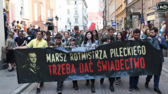 Warszawa, 13.05.2018. Uczestnicy marszu na cześć Rotmistrza Witolda Pileckiego, który wyruszył po mszy świętej w Archikatedrze św. Jana w Warszawie, Fot. PAP/R. Pietruszka