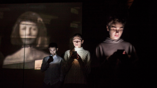 Zdjęcie ze spektalu „Swoi?”, w reż. Valentiny Moroz, w wykonaniu Laboratorium Socjalnego Teatru. Spektakl zostanie zaprezentowany na przeglądzie „Nowy teatr białoruski. Nie ma dymu, tylko świeczki na torcie”. Źródło: www.instytut-teatralny.pl