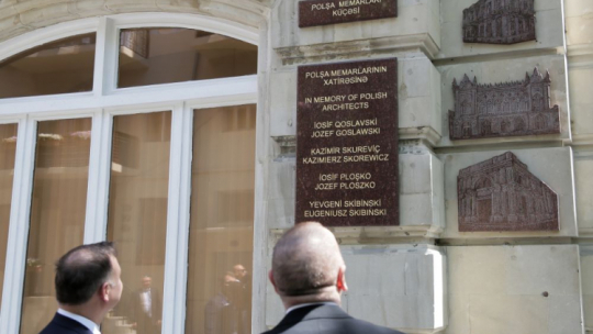 Prezydent RP Andrzej Duda (L) i prezydent Republik Azerbejdżanu Ilham Alijew (P) podczas odsłonięcia tablicy ku czci polskich architektów – budowniczych Baku. Fot. PAP/W. Olkuśnik