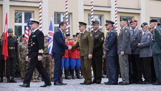 Minister obrony narodowej Mariusz Błaszczak (2L) podczas spotkania w Wojskowej Akademii Technicznej w Warszawie z żołnierzami państw NATO i Unii Europejskiej - uczestnikami defilady „Silni w Sojuszach”. Fot. PAP/M. Obara