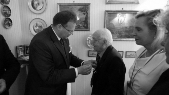 Płk Eryk Jankowski podczas uhonorowania Krzyżem Oficerskim Orderu Odrodzenia Polski, Medalem „Pro Patria” oraz Medalem „Obrońcy Ojczyzny 1939-1945”. Źródło:Urząd do Spraw Kombatantów i Osób Represjonowanych