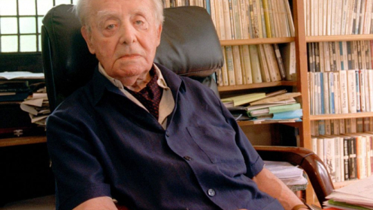 Francja Maisons-Laffitte pod Paryżem 1999-08. Redaktor naczelny miesięcznika Kultura Jerzy Giedroyć w siedzibie Instytutu Literackiego przy Avenue de Poissy 91. Fot. PAP/CAF