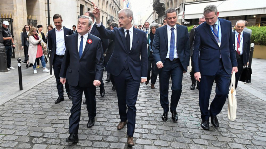 Wicepremier, minister kultury i dziedzictwa narodowego prof. Piotr Gliński (2L) i minister kultury Francji Franck Riester (C) w drodze do Luwru w Paryżu. 03.05.2019. Fot. PAP/P. Nowak