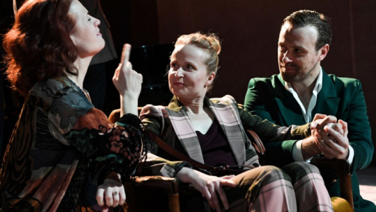 Wiktoria Gorodeckaja (L) w roli Heddy, Dominika Kluźniak (C) i Mateusz Rusin podczas próby dla mediów spektaklu „Hedda Gabler”. Fot. PAP/P. Nowak