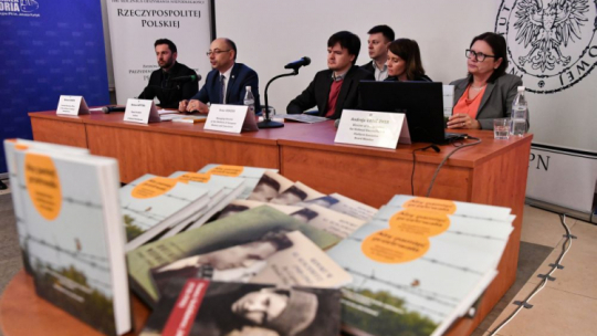 Naczelnik Wydziału Edukacji Historycznej dr Mateusz Marek, wiceprezes IPN dr Mateusz Szpytma, dyrektor wykonawczy Platformy Europejskiej Pamięci i Sumienia Peter Rendek oraz członkini zarządu Platformy Europejskiej Pamięci i Sumienia Andreja Valic Zver podczas promocji publikacji "Aby pamięć przetrwała. Dziedzictwo totalitaryzmu w Europie".  PAP/Piotr Nowak