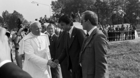Kraków-Balice 10.06.1979. Papież Jan Paweł II żegna się z funkcjonariuszami BOR po zakończeniu pierwszej pielgrzymki do Polski. PAP/Z. Matuszewski
