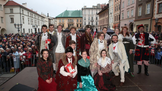 72. Lekcja Śpiewania - bicie rekordu świata w śpiewaniu „Prząśniczki” na Małym Rynku w Krakowie. Fot. PAP/Ł. Gągulski