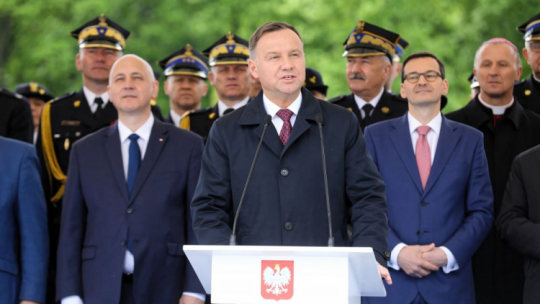 Warszawa, 04.05.2019. Prezydent Andrzej Duda (C) przemawia podczas centralnych obchodów Dnia Strażaka. Obok premier Mateusz Morawiecki (P) oraz minister spraw wewnętrznych i administracji Joachim Brudziński (P). Fot. PAP/R. Guz