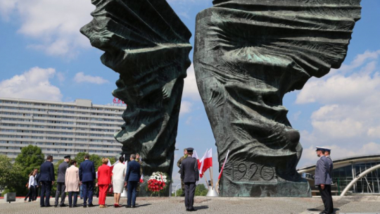 Premier Mateusz Morawiecki (4P - tyłem) złożył kwiaty przed Pomnikiem Powstańców Śląskich. Fot. PAP/A. Grygiel