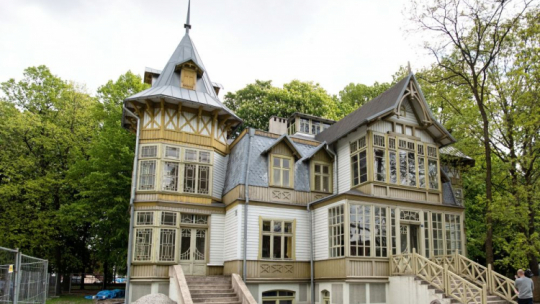 Willa letniskowa z ulicy Scaleniowej w Rudzie Pabianickiej. Fot. PAP/G. Michałowski