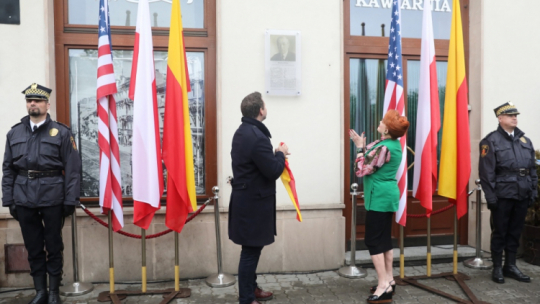 Ambasador USA w Polsce Georgette Mosbacher i prezydent Warszawy Rafał Trzaskowski podczas uroczystego odsłonięcia tablicy upamiętniającej dwudziestego ósmego prezydenta Stanów Zjednoczonych Thomasa Woodrowa Wilsona na kamienicy przy placu Wilsona 2 w Warszawie. (kf) PAP/T. Gzell