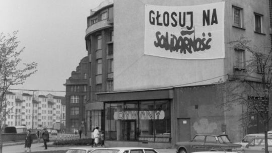 Wrocław 1989-04-01. Plansza z hasłem wyborczym Solidarności. Fot. PAP/A. Hawałej