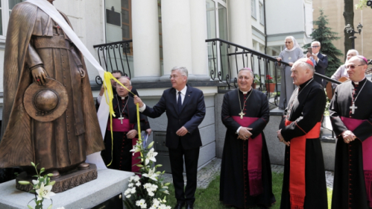 Warszawa, 06.06.2019. Abp Edgar Pena Parra (L), marszałek Senatu Stanisław Karczewski (2L) oraz nuncjusz apostolski w Polsce Salvatore Pennacchio (3P), metropolita warszawski abp Kazimierz Nycz (2P) oraz prymas Polski Wojciech Polak (P) podczas obchodów 100-lecia przywrócenia stosunków dyplomatycznych między Stolicą Apostolską i Polską - poświęcenie odnowionej kaplicy i odsłonięcie pomnika nuncjusza apostolskiego w Polsce Achille Rattiego, późniejszego papieża Piusa XI. Fot. PAP/W. Olkuśnik