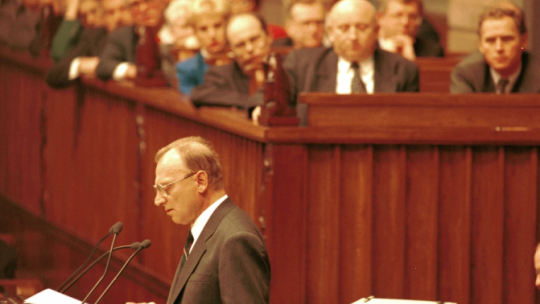 Warszawa 21.12.1995 r. Minister spraw wewnętrznych Andrzej Milczanowski podczas wystąpienia w Sejmie; wg niego UOP uzyskał informacje, że jedna z zagranicznych służb wywiadowczych posiada stałego informatora w polskich kręgach politycznych, wywodzącego się z byłej PZPR. Przełomowy moment wg niego nastąpił w roku 1995, kiedy uzyskano informacje wskazujące na Józefa Oleksego. Fot. PAP/W. Stein