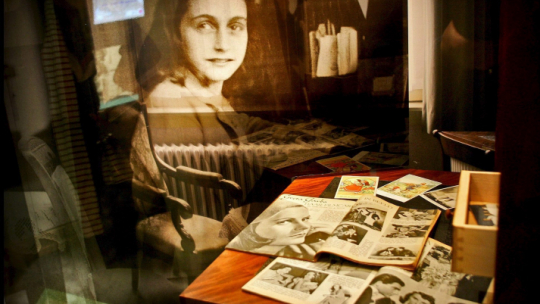 Amsterdam, Holandia, 11.04.06. Fragmenty wystawy o Annie Frank w Muzeum Historycznym w Amsterdamie 11 bm. Fot. PAP/EPA