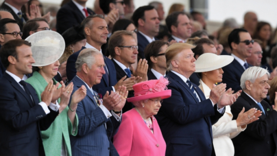 Portsmouth, Wielka Brytania, 05.06.2019. Prezydent Francji Emmanuel Macron (L), premier Wielkiej Brytanii Theresa May (2L), księżę Karol (3L), królowa Elżbieta II (4L), prezydent Stanów Zjednoczonych Donald Trump (5L), pierwsza dama Stanów Zjednoczonych Melania Trump (3P), prezydent Grecji Prokopis Pawlopulos (2P) i kanclerz Niemiec Angela Merkel (P) podczas obchodów upamiętniających 75. rocznicę lądowania sił sprzymierzonych w Normandii, 5 bm. w Portsmouth. Fot. PAP/R. Pietruszka