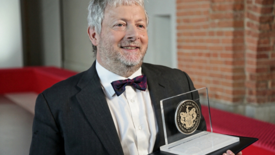 Warszawa, 07.06.2019. Włoski skrzypek i dyrygent, Fabio Biondi uhonorowany medalem „Odwaga i Wiarygodność”, 7 bm. w Warszawie podczas IX Kongresu Polska Wielki Projekt. Odznaczenie to jest wręczane osobom aktywnie działającym na rzecz kongresu oraz wizerunku Polski i jej obywateli w świecie. Fot. PAP/W. Olkuśnik