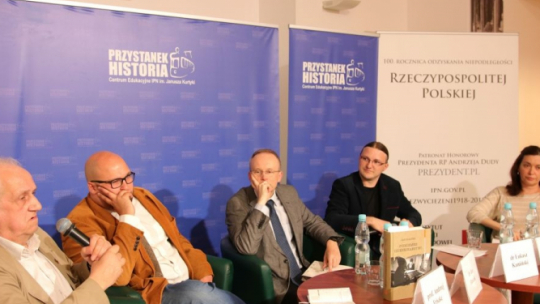 12 06 2019, Warszawa. Spotkanie w Przystanku Historia IPN poświęcone książce Jana Olaszka o podziemnym dziennikarstwie w latach osiemdziesiątych. Od lewej prof. Andrzej Friszke, dr Jan Olaszek, dr Łukasz Kamiński, Maciej Żuczkowski oraz dr Joanna Wawrzyniak. Źródło: IPN/A. Wierzchowska