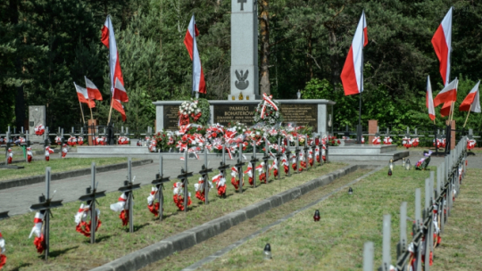 Osuchy (woj. lubelskie), 25.06.2017. Przed pomnikiem na cmentarzu partyzanckim w Osuchach odbyły się uroczyste obchody 73. rocznicy bitwy partyzanckiej pod Osuchami. Fot. PAP/W. Pacewicz