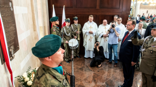 Toruń, 02.06.2019. Szef Urzędu ds. Kombatantów i Osób Represjonowanych Jan Józef Kasprzyk podczas uroczystości odsłonięcia tablicy upamiętniającej działania bojowe Pułku Ułanów Karpackich z udziałem weteranów 2 bm. w Sanktuarium NMP Gwiazdy Nowej Ewangelizacji i św. Jana Pawła II w Toruniu. Odsłonięcie tablicy poprzedziła msza św. w intencji poległych, zmarłych i żyjących żołnierzy Pułku Ułanów Karpackich, pod przewodnictwem bp. Józefa Szamockiego. Fot. PAP/T. Żmijewski