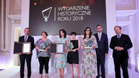 Warszawa, 03.06.2019. Przewodniczący jury prof. Andrzej Szczerski (P), dyrektor Muzeum Historii Polski Robert Kostro (2P), kierownik działu edukacyjnego Muzeum Historii Polski Gabriela Sierocińska-Dec (C) oraz laureaci Katarzyna Witt (3P), Anna Posłuszna (3L), Anna Kobiałka (2L) i Wiesław Kapel (L) pozują do wspólnego zdjęcia podczas gali plebiscytu "Wydarzenie historyczne roku 2018", 3 bm. w Pałacu Rzeczypospolitej w Warszawie. Fot. PAP/L. Szymański