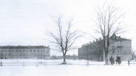 Budynki obozu w Berezie Kartuskiej. Źródło: AAN