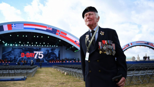 Polski weteran Eugeniusz Nead podczas uroczystości w 75. rocznicę lądowania aliantów w Normandii. Fot. PAP/EPA