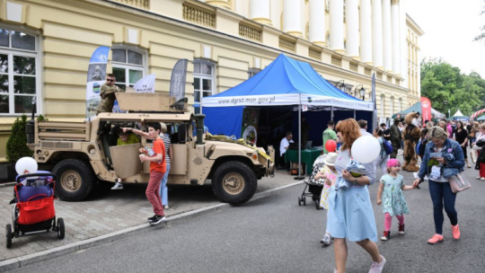 Wydarzenia w ramach pikniku zorganizowanego pod hasłem „Narodowy Dzień Dziecka” w ogrodach Kancelarii Prezesa Rady Ministrów. Fot. PAP/R. Pietruszka