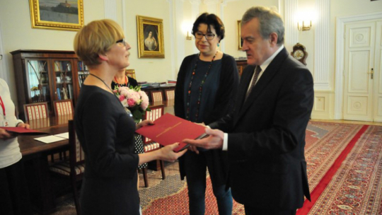 Piotr Gliński wręcza powołanie Ewie Wytrążek. Źródło: MKiDN