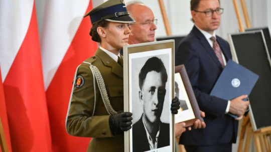 Prezes Instytutu Pamięci Narodowej Jarosław Szarek (P) i wiceprezes IPN Krzysztof Szwagrzyk (2P) podczas uroczystości wręczenia not identyfikacyjnych członkom rodzin ofiar totalitaryzmu komunistycznego. Fot. PAP/P. Nowak