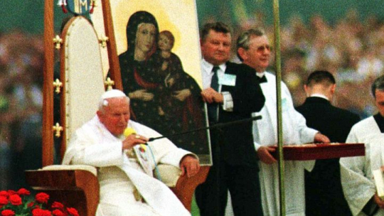Papież Jan Paweł II podczas spotkania z wiernymi, które odbyło się 17.06.1999 w Gliwicach. Fot. PAP/T. Gzell